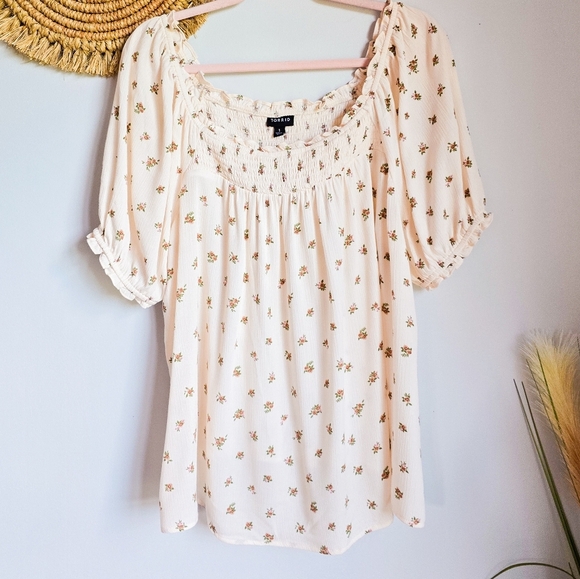 Torrid, Washable Gauze Ivory Ditsy Floral Dew Smocked Yoke Peasant Top SZ 1X - Picture 2 of 12